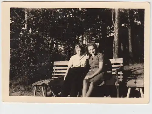 (F11360) Orig. Foto Ulrichshorst, Frauen sitzen a.d. Bank, Ostsee 1943