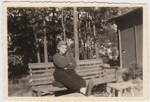 (F11359) Orig. Foto Ulrichshorst, Frau Lieselotte Bager a. Köln a.e. Bank 1943