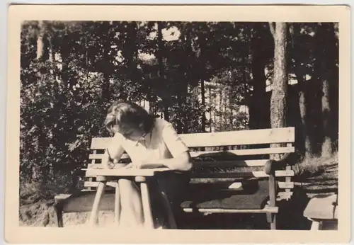 (F11358) Orig. Foto Ulrichshorst, Frau sitzt a.d. Bank u. schreibt, Ostsee 1943