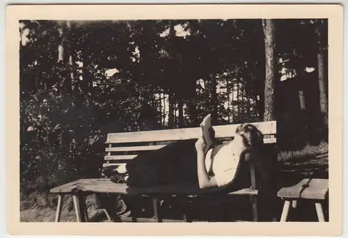 (F11357) Orig. Foto Ulrichshorst, Frau liegt a.d. Bank u. ließt, Ostsee 1943