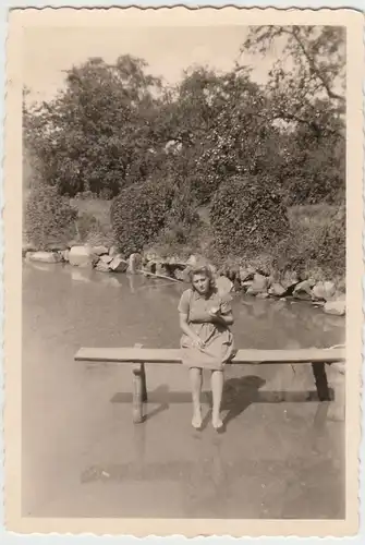 (F11348) Orig. Foto Frau a.d. Gutsteich, i.d. Nähe d. RAD Lagers Bannemin 1943