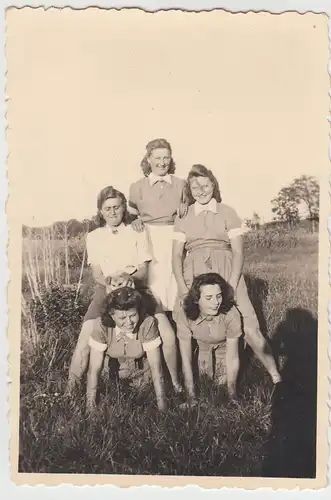 (F11345) Orig. Foto Frauen sitzen im Gras i.d. Nähe d. RAD Lagers Bannemin 1943