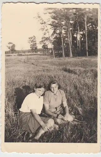 (F11344) Orig. Foto Frauen sitzen im Gras i.d. Nähe d. RAD Lagers Bannemin 1943