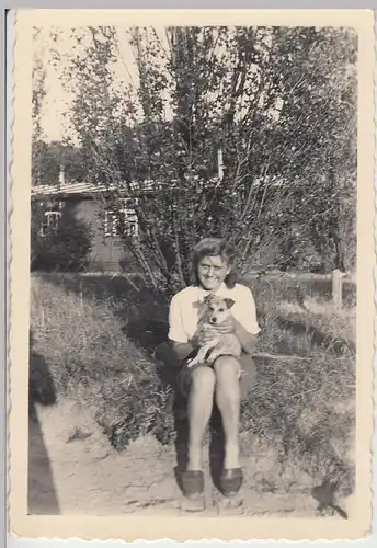 (F11343) Orig. Foto RAD-Lager Bannemin, Frau mit Hund im Lager-Hof 1943