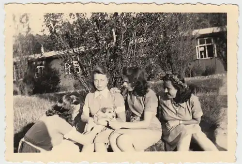 (F11341) Orig. Foto RAD-Lager Bannemin, Frauen mit Hund im Lager-Hof 1943