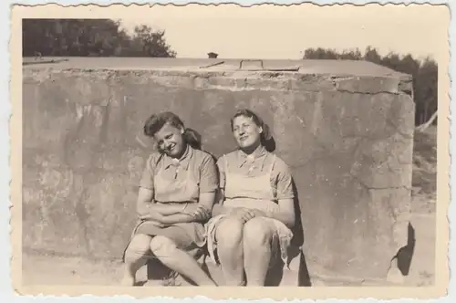 (F11332) Orig. Foto RAD-Lager Bannemin, Frauen sitzen vor einem Betonklotz 1943