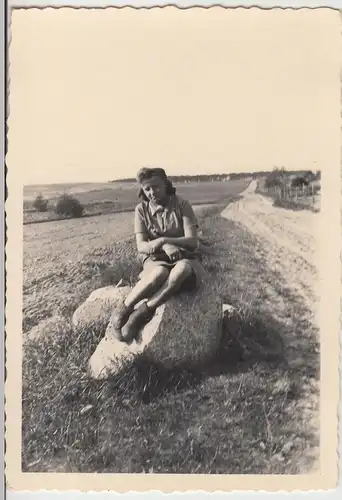 (F11324) Orig. Foto Lieselotte Bager a. Köln sitzt a.e. Stein 1940er