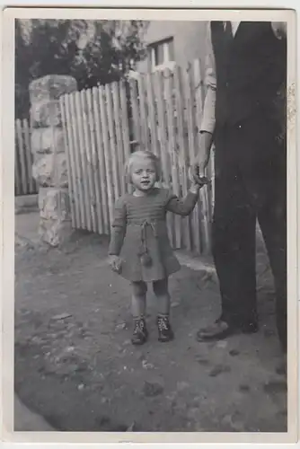 (F1132) Orig. Foto kleines Mädchen mit Mann vor Haus, 1949