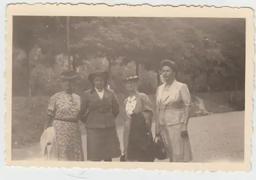 (F11318) Orig. Foto Personen auf der Straße, Wanderung 1940er