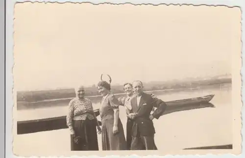 (F11317) Orig. Foto Personen mit Boot a.e. Kanal, 1940er
