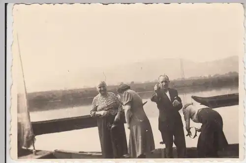 (F11315) Orig. Foto Personen im Boot a.e. Kanal, 1940er