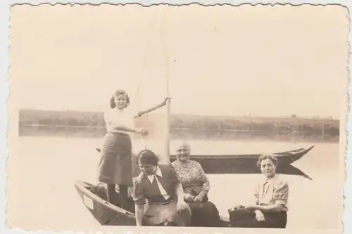 (F11314) Orig. Foto Personen im Boot a.e. Kanal, 1940er