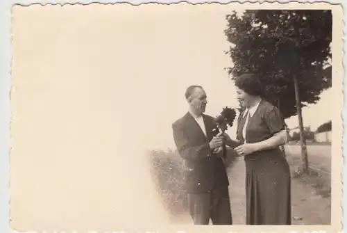 (F11311) Orig. Foto Personen mit Blumen am Straßenrand 1940er