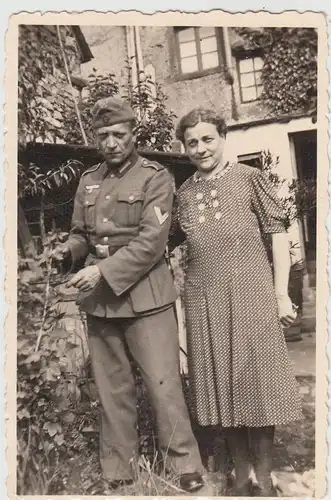 (F11310) Orig. Foto Wehrmacht-Soldat Bager a. Köln mit Frau im Garten 1943/44