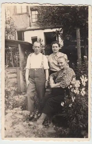 (F11309) Orig. Foto Personen im Garten, 1943/44