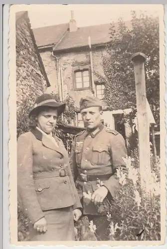 (F11308) Orig. Foto Wehrmacht-Soldat Bager a. Köln mit Frau im Garten 1943/44