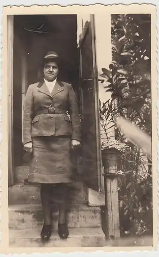 (F11307) Orig. Foto Lieselotte Bager a. Köln in Uniform vor e. Hauseingang 1943/