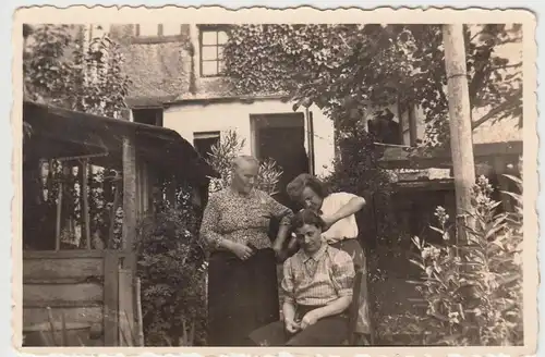(F11306) Orig. Foto Personen im Garten, 1943/44