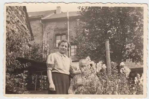 (F11305) Orig. Foto Personen im Garten, 1943/44