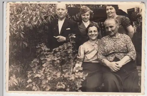 (F11302) Orig. Foto Personen im Garten, Lieselotte Bager a. Köln in Uniform 1943