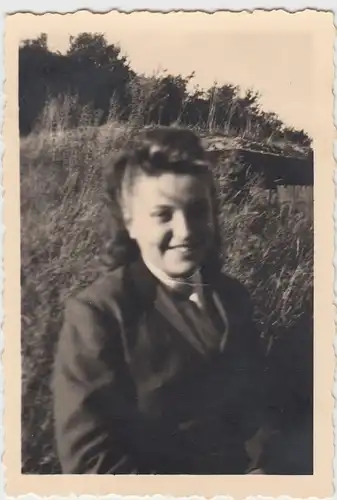 (F11299) Orig. Foto junge Frau i.d. Nähe des RAD Lagers Bannemin 1943