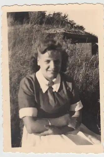 (F11297) Orig. Foto junge Frau i.d. Nähe des RAD Lagers Bannemin 1943