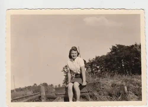 (F11294) Orig. Foto junge Frau i.d. Nähe des RAD Lagers Bannemin 1943