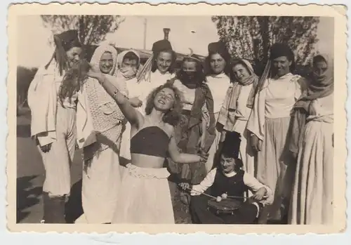 (F11281) Orig. Foto RAD-Lager Bannemin, Frauen spielen Theater im Lager-Hof 1943