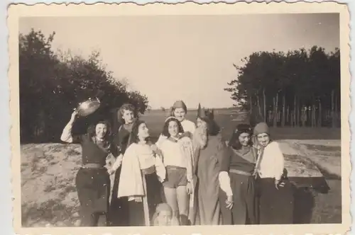 (F11280) Orig. Foto RAD-Lager Bannemin, Frauen spielen Theater im Lager-Hof 1943