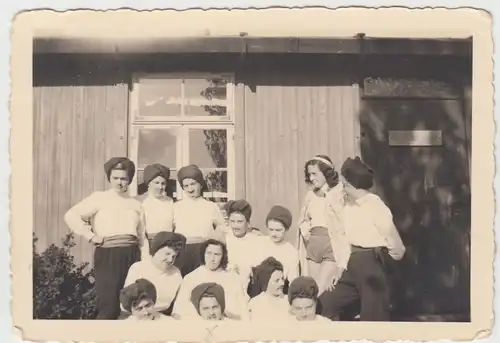(F11279) Orig. Foto RAD-Lager Bannemin, Frauen spielen Theater im Lager-Hof 1943