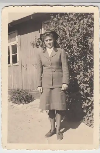 (F11272) Orig. Foto RAD-Lager Bannemin, junge Frau an einer Baracke 1943