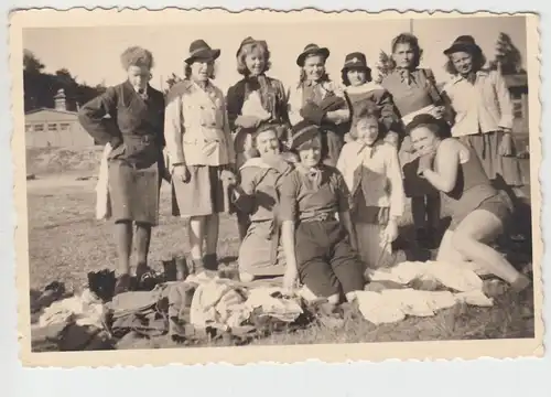 (F11269) Orig. Foto RAD-Lager Bannemin, Frauen m. Wäschestücken im Gelände 1943