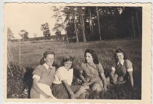 (F11267) Orig. Foto RAD-Lager Bannemin, Frauen sitzen im Gras i.d. Nähe des Lage