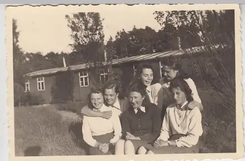 (F11265) Orig. Foto RAD-Lager Bannemin, Frauen sitzen im Gras vor der Baracke 19