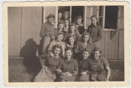 (F11264) Orig. Foto RAD-Lager Bannemin, Frauen, Gruppenbild am Baracken-Fenster