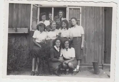 (F11263) Orig. Foto RAD-Lager Bannemin, Frauen, Gruppenbild am Baracken-Fenster
