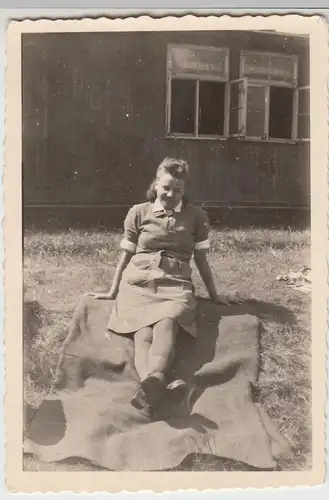 (F11259) Orig. Foto RAD-Lager Bannemin, Frau sitzt a. Decke vor Baracke 1943