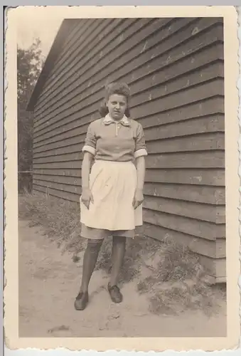 (F11258) Orig. Foto RAD-Lager Bannemin, junge Frau an einer Baracke 1943