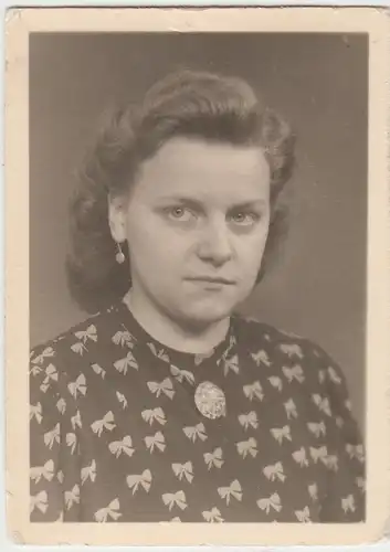 (F11246) Orig. Foto Porträt Passbild e. jungen Frau Lieselotte a. Köln 1943