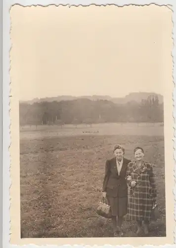 (F11245) Orig. Foto zwei Damen spazieren im Dünntal, 1942/43