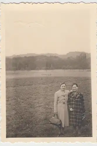 (F11244) Orig. Foto zwei Damen spazieren im Dünntal, 1942/43