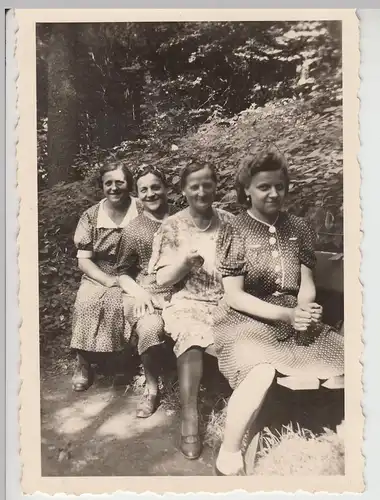 (F11241) Orig. Foto Ölberg im Siebengebirge, Damen a.e. Bank 1942