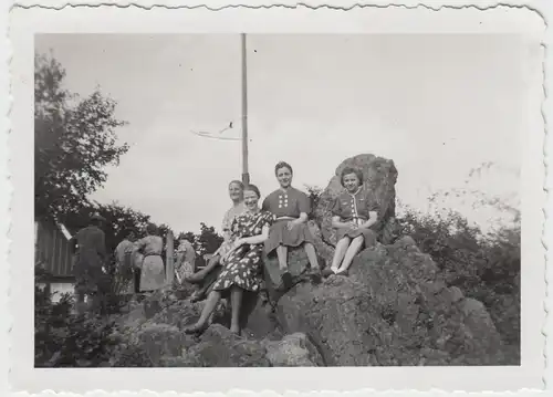 (F11240) Orig. Foto Ölberg im Siebengebirge, Damen a.e. Fels 1942