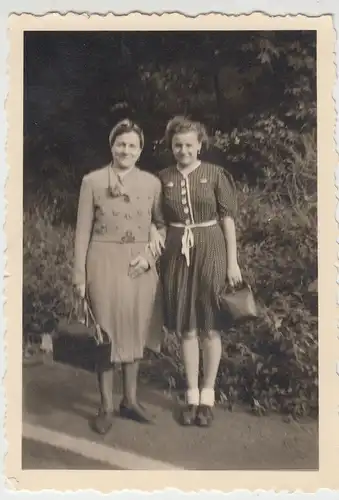 (F11238) Orig. Foto Damen im Freien in Ruwer a.d. Mosel 1942