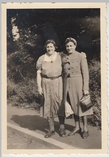 (F11237) Orig. Foto Damen im Freien in Ruwer a.d. Mosel 1942