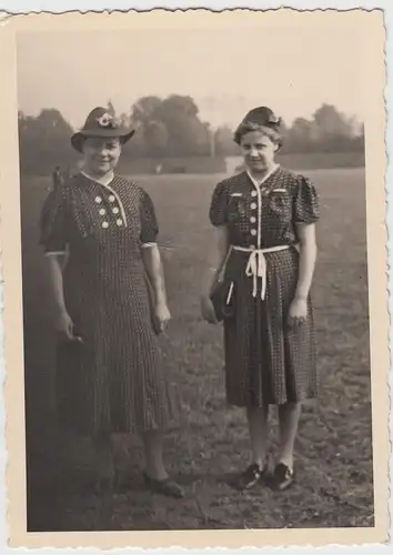 (F11232) Orig. Foto Köln, Mutter u. Tochter Lieselotte Bager a.d. Maifeld 1941