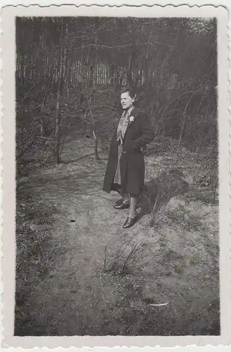 (F11227) Orig. Foto Frau im Wäldchen "Cousine Finchen" 1943