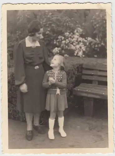 (F11223) Orig. Foto kleines Mädchen Ruth m. Frau im Freien, 1940er