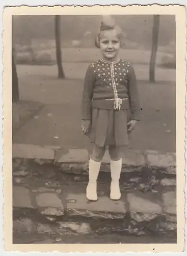 (F11222) Orig. Foto kleines Mädchen Ruth im Freien, 1940er