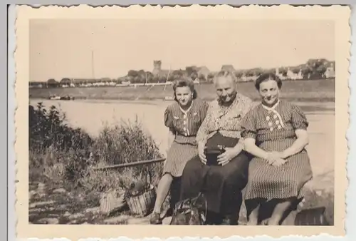 (F11206) Orig. Foto Damen am Ufer d. Mosel, gegenüber Trier Medard, 1940er